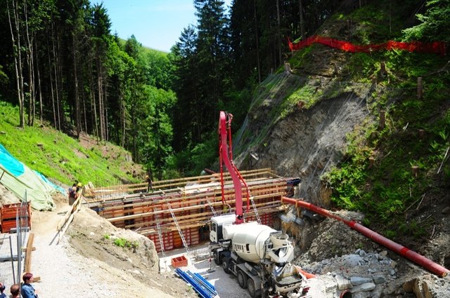 Das ist die Großbaustelle der Wildbach- und Lawinenverbauung im Bereich Tiefentalbach in Oberperfuss.