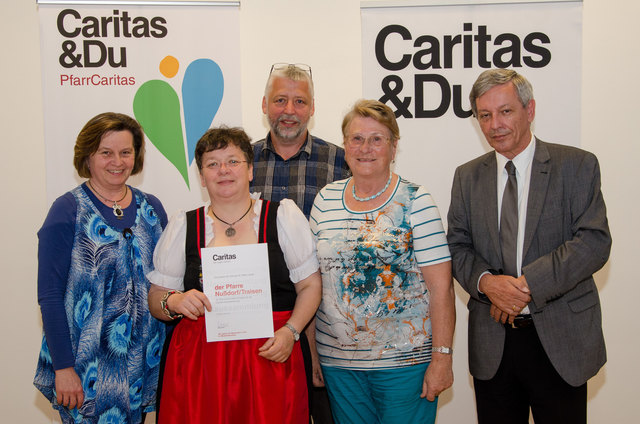 Dekanats-Pfarrcaritasreferentin Dorothea Sevick, Elfriede Huber und Gertraud Rentmeister von der Pfarre Nußdorf mit Christian Köstler, Leitung PfarrCaritas Diözese St. Pölten und Caritasdirektor Friedrich Schuhböck. | Foto: Caritas/Karl Lahmer