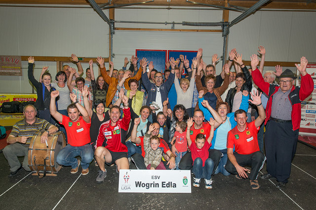 Die Truppe des ESV Edla und die mitgereisten Fans feierten den Aufstieg in das Viertelfinale der Staatsmeisterschaft. | Foto: KK