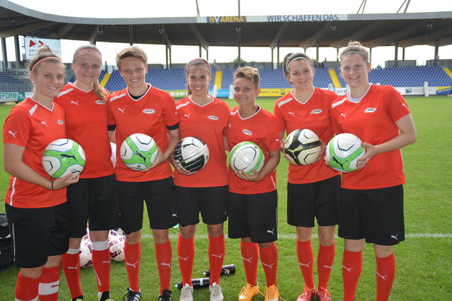 Die Nachwuchskickerinnen beim kurzen Fotoshooting nach ihrem Showtraining