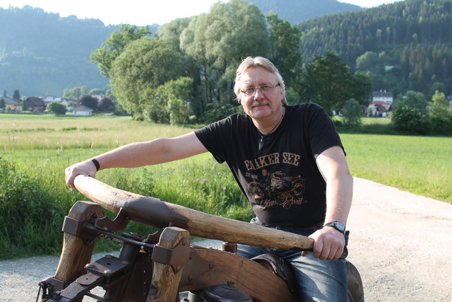 Am Waldweg abseits der Straße fährt Eberhard mit seinem Kunstwerk. Die Zulassung für die Straße könnte in ferner Zukunft sogar noch folgen.