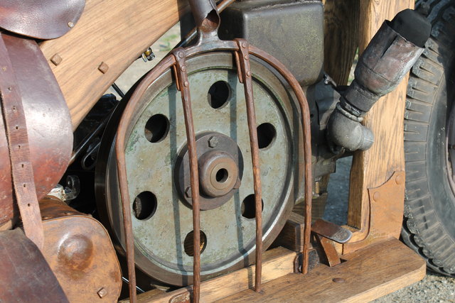 Als Schutz für den Motor verwendet Eberhard eine selbsthergestellte Heugabel.