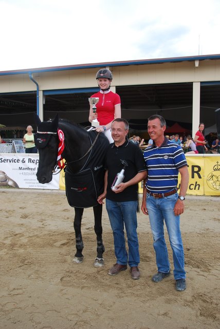 Sponsor Günter Keglovits mit Barbara Luegmayer-Latschbacher-  Siegerin seines Erreplus-Amateurcups und Hausherren Christian Schranz