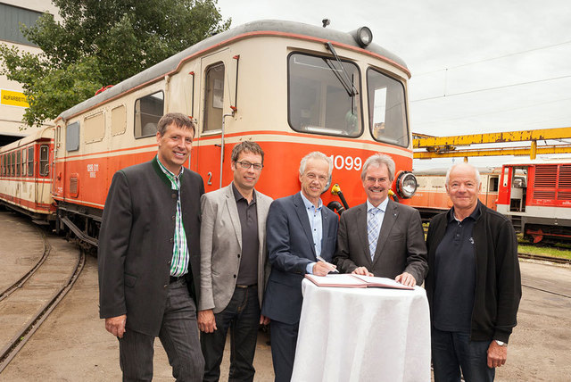 Die NÖVOG übergibt sieben historische Fahrzeuge als Dauerleihgabe an den Club Mh.6. Im Bild:, Oliver Handlfinger (Obmann Stellvertreter des Eisenbahnclubs Mh.6), Anton Hackner (Dienststellenleiter Mariazellerbahn), NÖVOG Geschäftsführer Gerhard Stindl, Verkehrslandesrat Karl Wilfing und Erich Dürnecker (Obmann des Eisenbahnclubs Mh.6). (© NÖVOG / citronenrot)