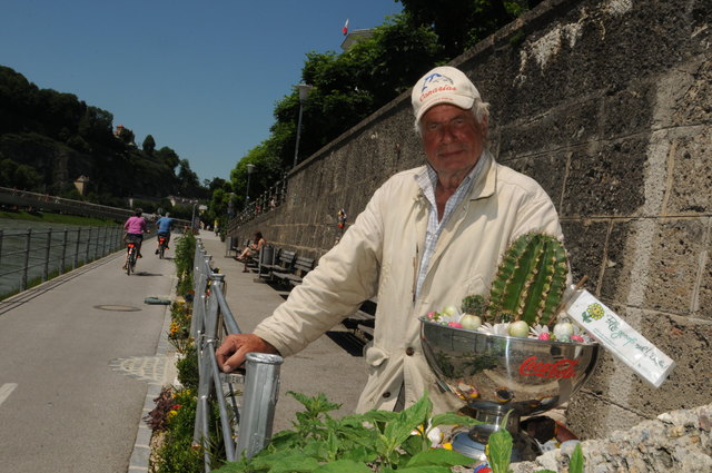 Wolfgang H. pflegt den schmalen Streifen zwischen Geh- und Radweg bei der Staatsbrücke an der rechten Salzachseite.