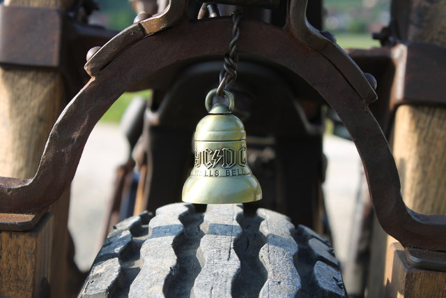 Die Harley-Glocke: Ein Symbol in der Bikerszene, das auch am selbstgebauten Motorrad nicht fehlen darf.