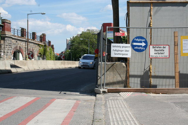 Gebäude am Gehsteig: Aufgrund eines Vermessungsfehlers ist der Bau erlaubt. Eine Lösung wird gesucht.