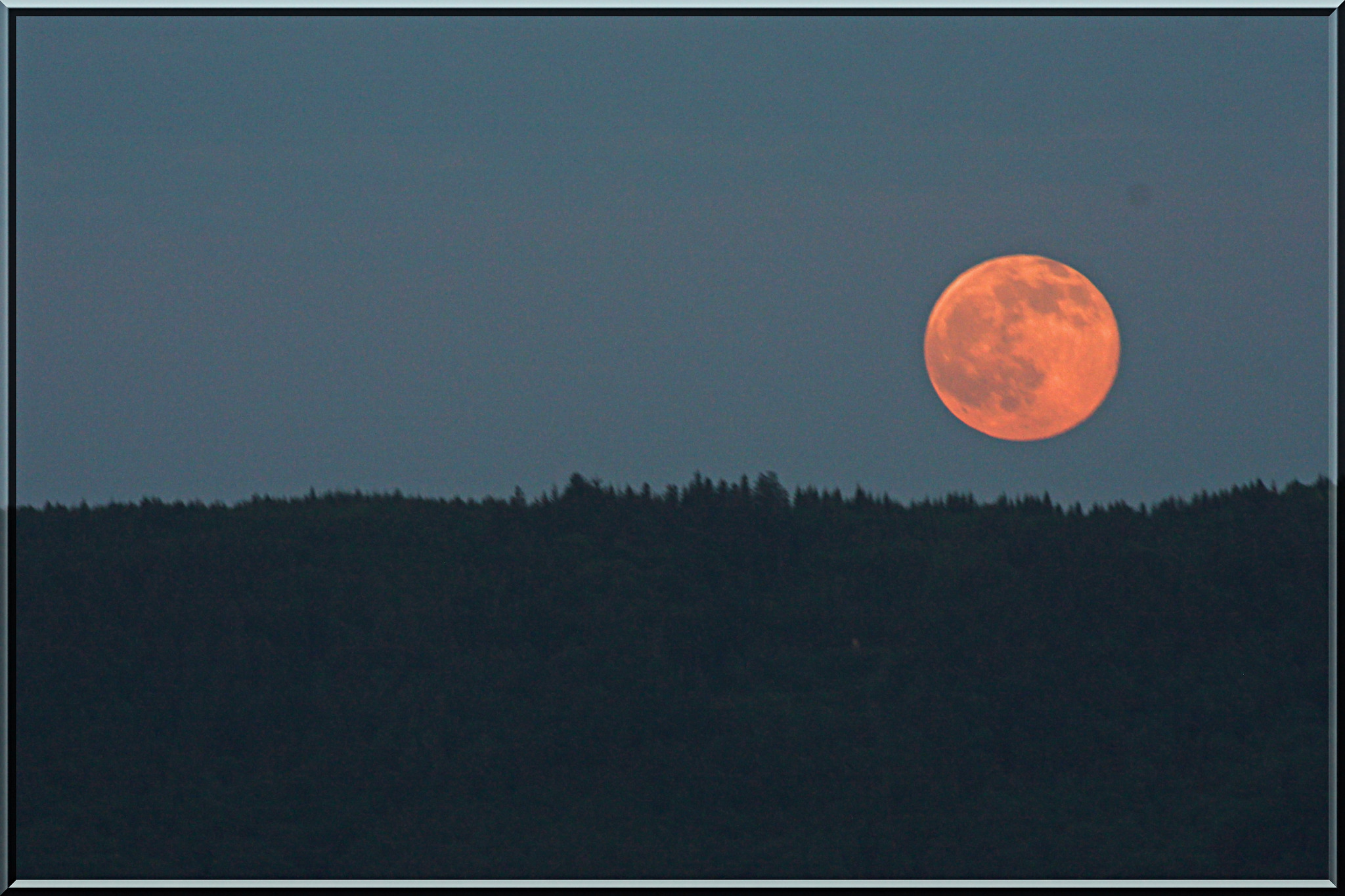 Der aufgehende Vollmond wurde von der untergehenden Sonne beleuchtet ...