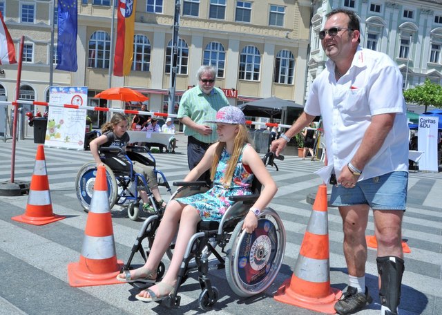 Über 300 SchülerInnen besuchten den Diversity Day und versuchten unter anderem die täglichen Herausforderungen von Menschen mit Behinderung zu bewältigen. | Foto: Josef Vorlaufer