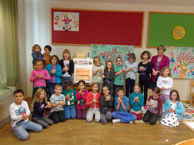 Halten stolz ihren Nachwuchs in Händen: Die engagierten Zipfer Volksschulkinder. | Foto: VS Zipf