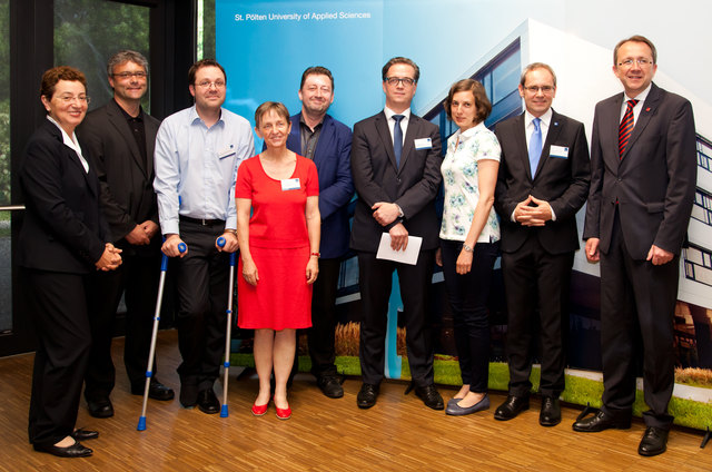 Geschäftsführerin Dr. Gabriela M. Fernandes, Prokurist, FH-Prof. Dipl.-Ing. Hannes Raffaseder, Studiengangsleiter Digital Healthcare Dr. Helmut Ritschl, Leiterin des FH-Kollegiums FH-Prof. Mag. Dr. Monika Vyslouzil, Priv. Doz. Dr. Andreas Klein, Universität Wien, Rechtsexperte für Digitale Technologien im Gesundheitswesen Mag. Siegfried Gruber, Priv. Doz. Dr. Tanja Stamm, Geschäftsführer Dipl.-Ing. Gernot Kohl und Bürgermeister der Stadt St. Pölten Mag. Matthias Stadler.
