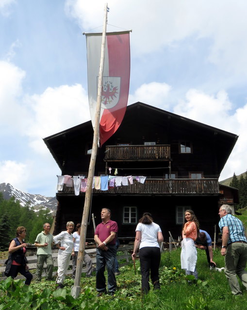 Erstmaliges und einmaliges Erlebnis! Fahnenhissung mit Absingen der "Österreichischen Bundeshymne" anlässlich der Saisoneröffnung bei der Bloshütte auf 1850m im Osttiroler Defereggental!
