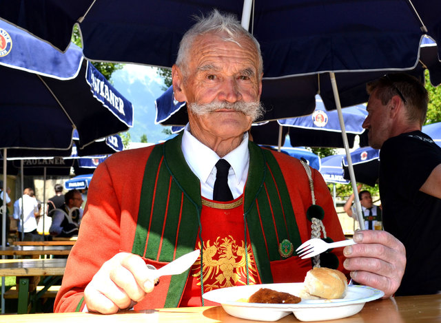 Das Schnitzelchen bei der Bartlmä-Kirche des Stiftes Wilten ließ sich Siegfried Tullnig nach der langen Fronleichnams-Prozession besonders schmecken. Er ist mit  85 der älteste aktive Wiltener Schütze.