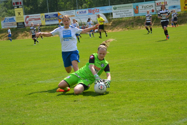 Keeperin Carina Saf war hier schneller am Ball als Hannah Rehling