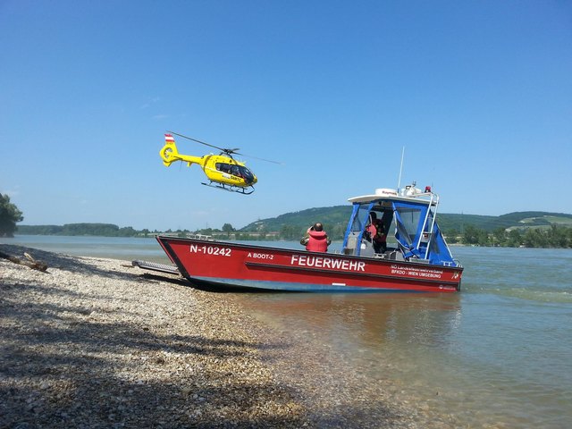 Mit Feuerwehrbooten und dem Christophorus wurde nach dem Asylanten gesucht. | Foto: FF Klosterneuburg