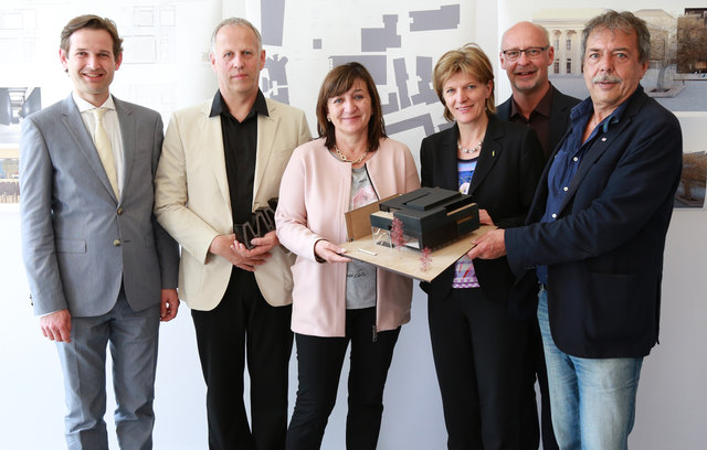 Die Finanzierung für das Haus der Musik kommt von Stadt, Land und Bund: Die Vertreter halten "es" in ihren Händen. | Foto: Hofer