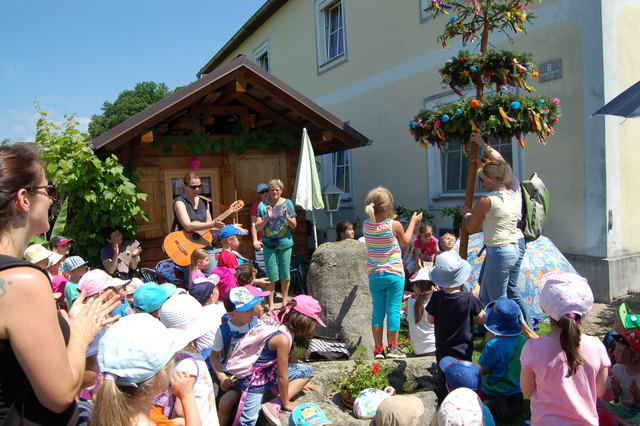 von Kindern geschmückt - kommt der Maibaum retour