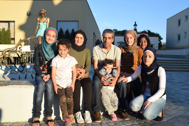 Auf dem Grafenwörther Hauptplatz: Alhussein Abdelghani mit seiner Frau und den Kindern. | Foto: Zeiler