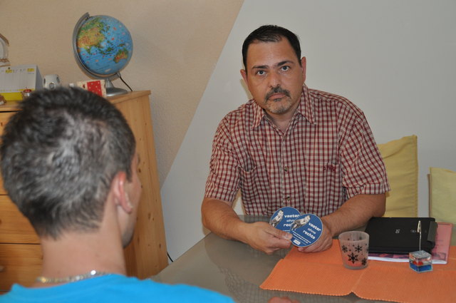 Clemens Costisella (im Hintergrund) hört sich die Sorgen der Väter an | Foto: Friessnegg