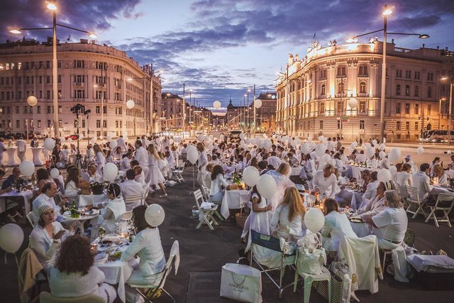 Ob am Schwarzenbergplatz oder im Prater: Beim „Pîcnic en Blanc“ erfährt man erst am Tag des Events, wo gefeiert wird.