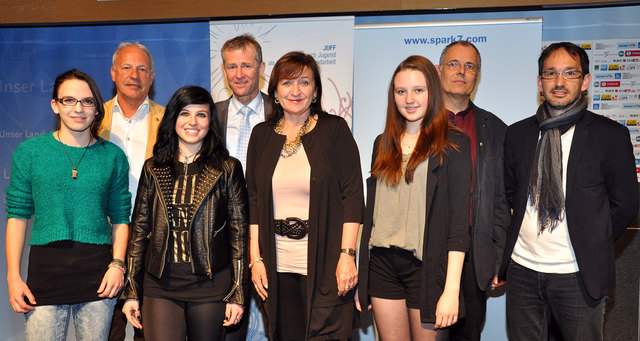 LRin Beate Palfrader mit Laura Mayr (3. v. re.) von der PTS Hopfgarten. | Foto: Land Tirol/Pidner