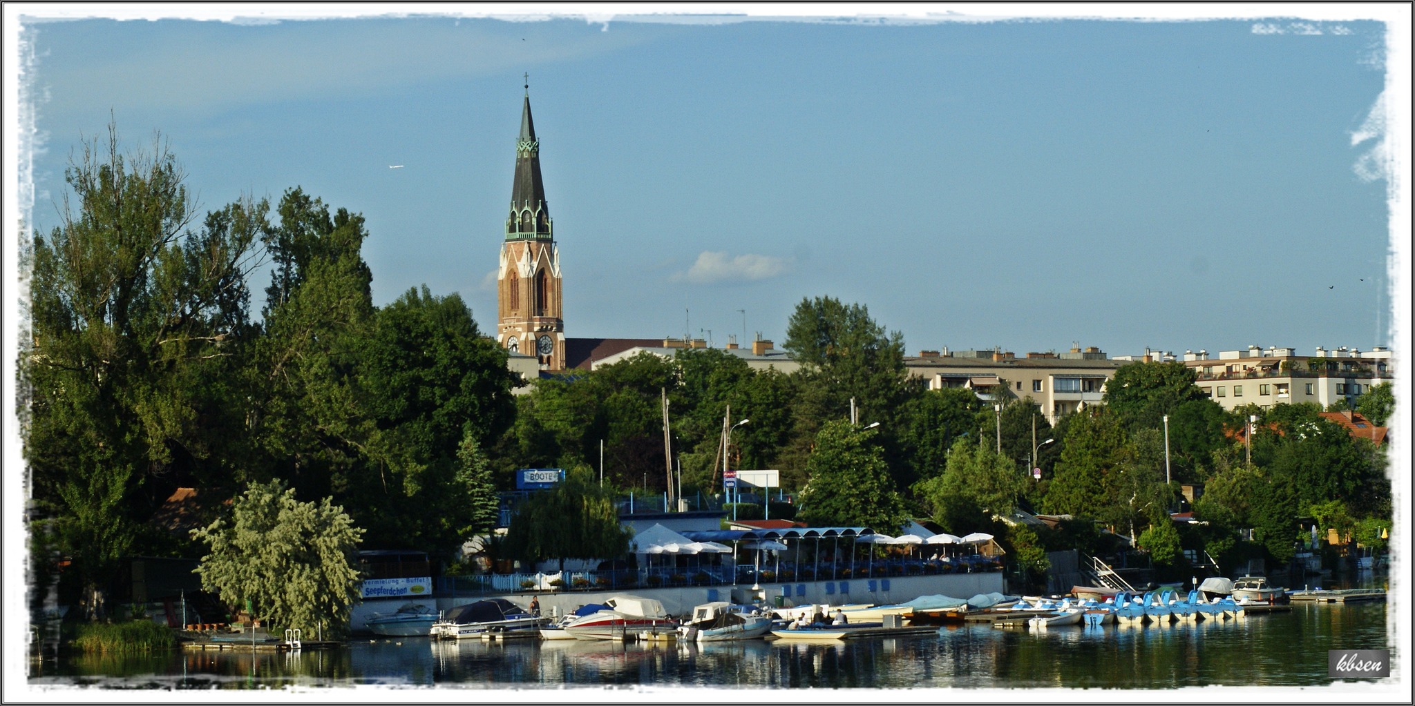 Blick von der Alten Donau auf die Donaufelder Pfarrkirche St. Leopold Korneuburg