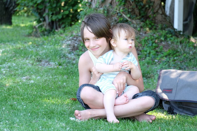 Die jüngsten Fans Levi (10)  und Amon (11 Monate) feuern den FC Triebwerk und Turbobier an. | Foto: Burghardt