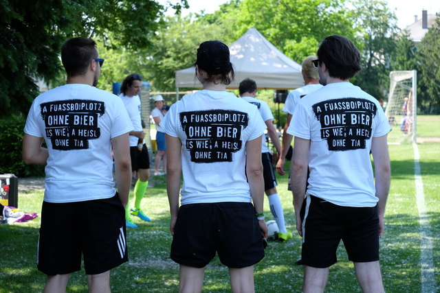 Ein Turbobier Zitat am Dress: "A Fuaßboiplotz ohne Bier is wie a Heisl ohne Tia"