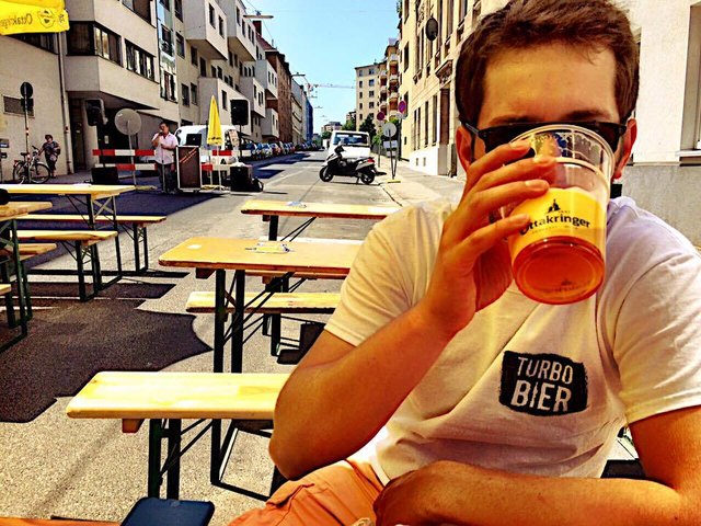 Leak: Turbobier waren nicht aufgrund eines Staus zu spät - sie kehrten noch kurz am Simmeringer Straßenfest ein. | Foto: Pogo