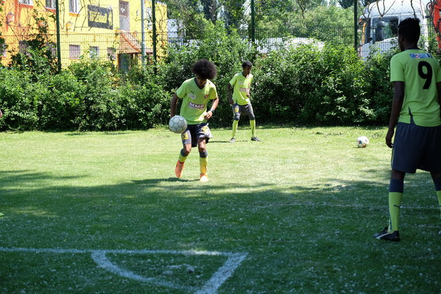 Aufwärmen der Mannschaft Leuchtende Sterne. Gleich geht's los.