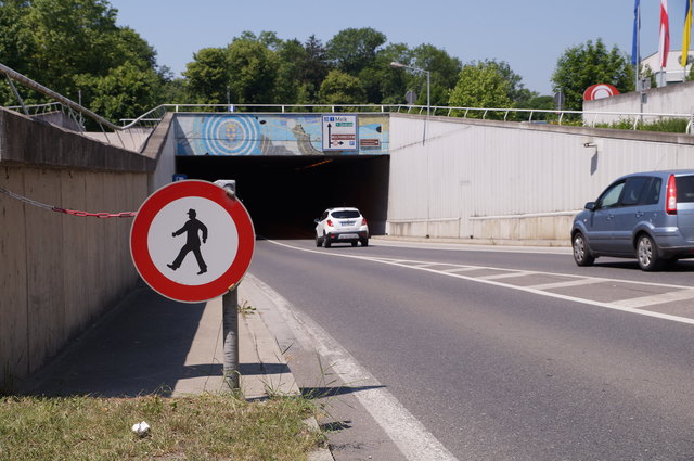 Neben dem Gehverbot wird von Juli bis August aufgrund von Sanierungsarbeiten auch die Fahrt durch den Landhaustunnel verboten sein.