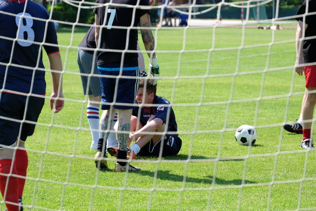 Mann am Boden beim FC Mitropa. | Foto: Burghardt