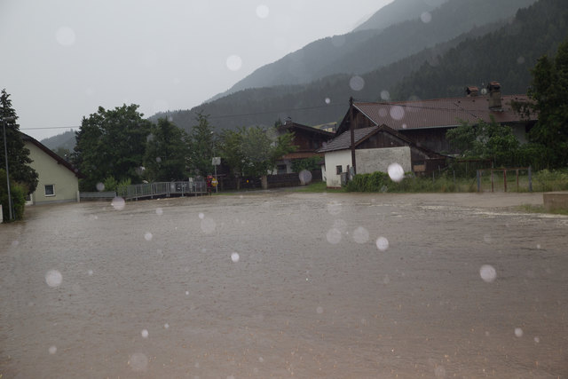 Dramatische Lage - Tausende Quadratmeter waren überflutet, der Klammbach trat über die Ufer