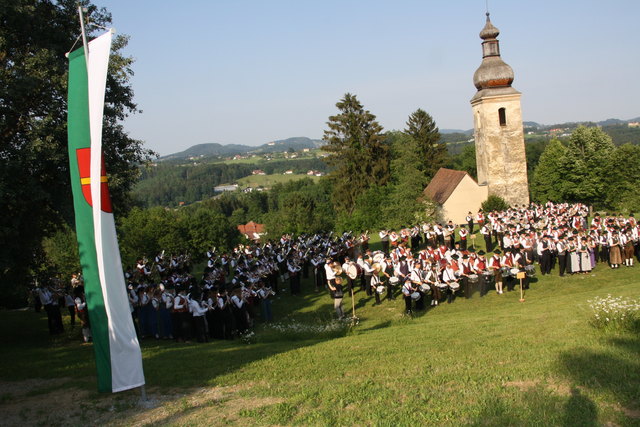Über 400 Musiker spielten gemeinsam vor der malerische Kulisse der alten Kirche in St. Bartholomä