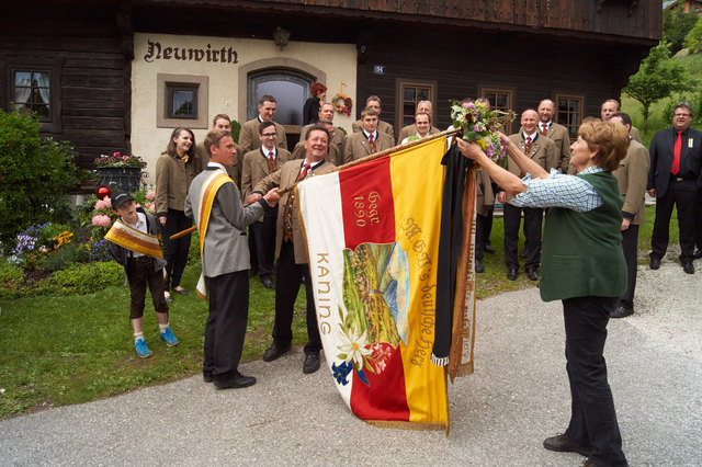 Das "Kranzl" wird auf der Fahne befestigt.