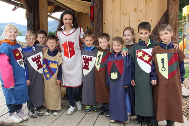 Dem Ereignis entsprechend gekleidet bricht eine "Rasselbande", unter der Obhut von Susanne Ruhdorfer, zur Führung auf