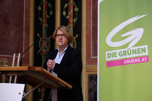 Auch Bürokratie und Gewerbeordnung werden heute diskutiert. "Sie stehen Start-Ups und Klein- und Mittelbetrieben im Weg", sagt Ruperta Lichtenecker von den Grünen. | Foto: Burghardt