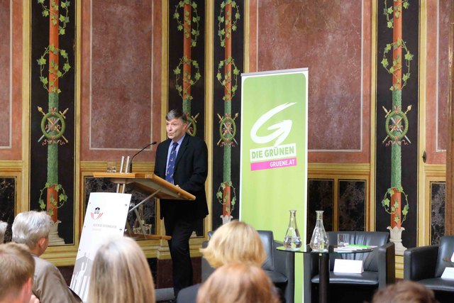 Der Ökonom Karl W. Steininger spricht über Klimawandel und Energieeffizienz. | Foto: Burghardt