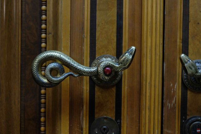 Die Griffe der Türen im Parlament sind wie Schlangen geformt. Die Schlange ist ein Symbol für Weisheit. | Foto: Burghardt