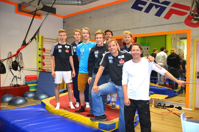 Trainer Alex Stöckl (2. v. re.) und Andi Winkler (GF Empower) mit dem norwegischen Team.