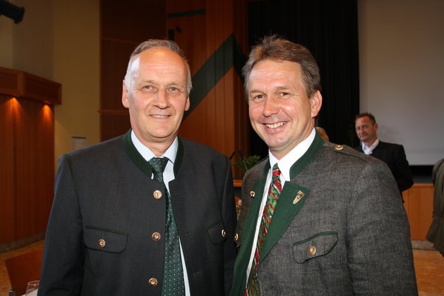 Stellen sich in gegenseitiger Wertschätzung den gemeinsamen Herausforderungen der Imkerei und Landwirtschaft: Maximilian Marek und Franz Titschenbacher. | Foto: Edith Ertl