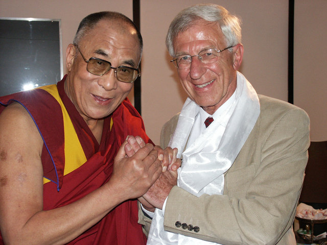 Autor Franz Alt mit dem geistlichen Oberhaupt der Tibeter, dem Dalai Lama. | Foto: Benevento Publishing