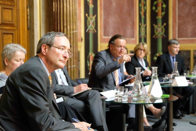 Die Referentinnen und Referenten stehen jetzt für Fragen aus dem Publikum zur Verfügung. | Foto: Burghardt