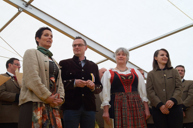 v. links: Burgi Leeb (ehemalige Chorleiterin), Bgm. Michael Maier, Gauobfrau und Chorleiterin Eva-Maria Winkler