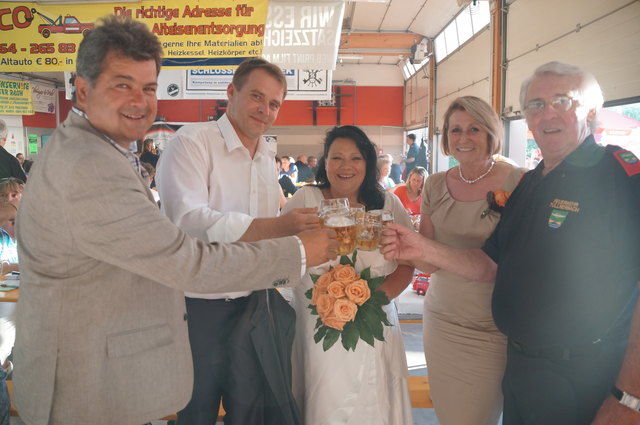 Das Brautpaar Melanie und Ralf wurde von den Trauzeugen Kurt und Dorothea zur FF entführt.