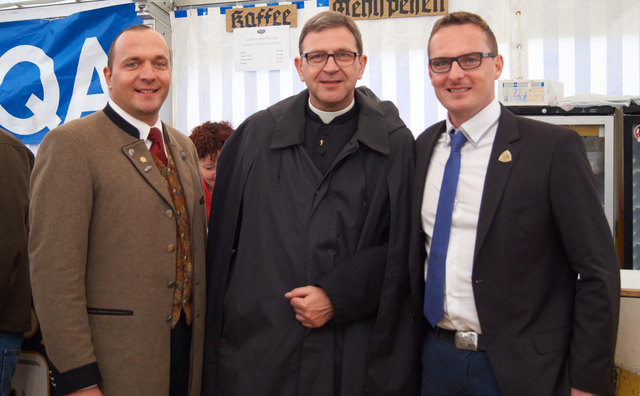 v. links: Obmann des MGV Werner Trattnig, Pfarrer Krzysztof Miera und Bgm. Michael Maier