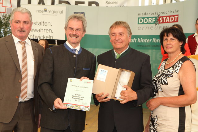 Bürgermeister Johann Hölzl, Landesrat Mag. Karl Wilfing, Hermann Grünbeck, Maria Forstner (Obfrau der NÖ Dorf- und Stadterneuerung) | Foto: Gde. Schweiggers