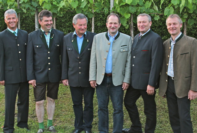 Der neu angelobte Gemeindevorstand von Leutschach an der Weinstraße mit BH Manfred Walch. | Foto: KK