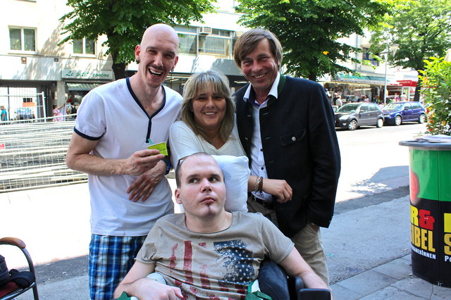 Charity-Event: Die Eltern Markus Haas (l.) und Elisabeth Hoffmann, sowie Joachim Kitzwögerer vom Eissalon Heiling mit Oliver.