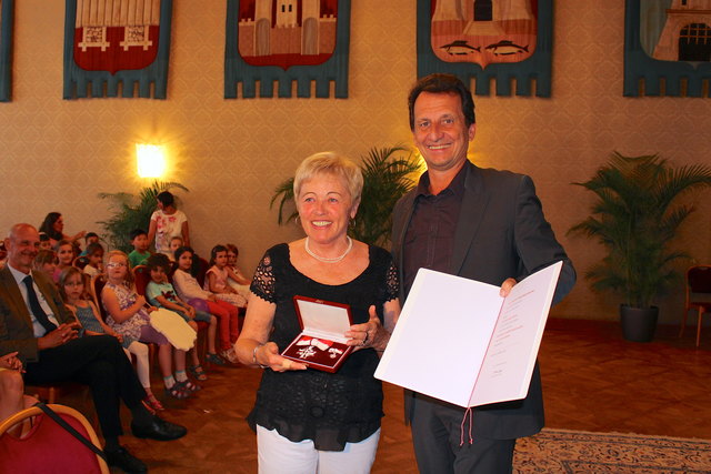 Stadtrat Christian Oxonitsch überreicht das silberne Ehrenzeichen der Stadt Wien an Hannelore Erdle